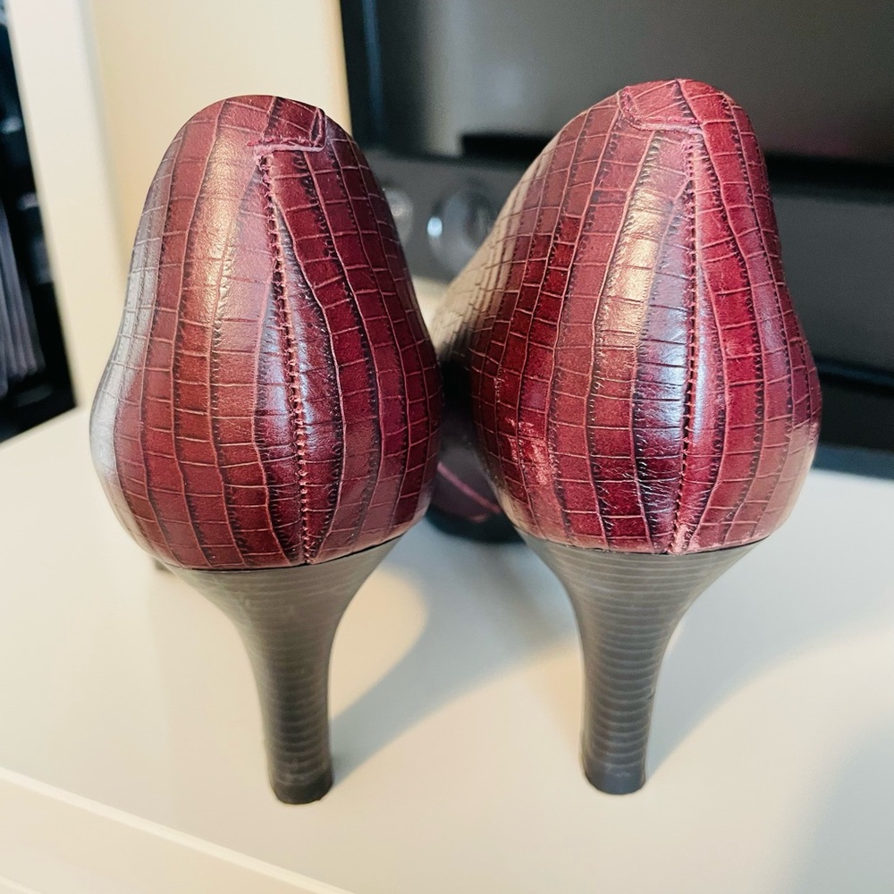 Clarks Textured Heels - Picture 3 of 4